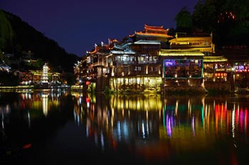 長沙出發(fā)到張家界天門山、玻璃棧道、鳳凰古城、鳳凰夜景往返二日游
